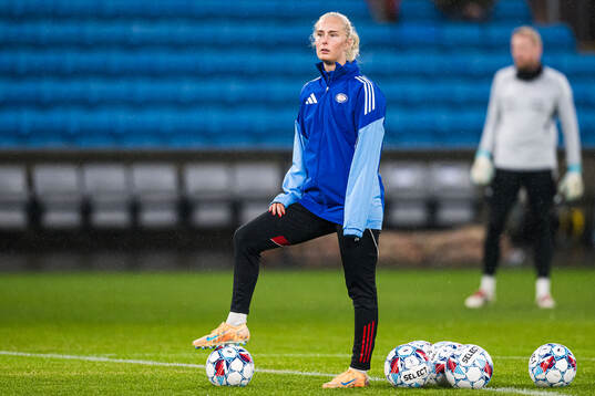 Goalkeeper Pia Grinde-Hansen of Vålerenga warms up