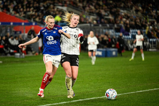 Karina Sævik of Vålerenga and Synne Aunehaugen of