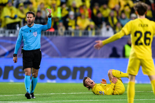 Patrick Berg of Bodø/Glimt reacts towards Danny Makkelie,