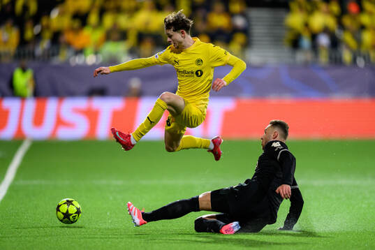 Håkon Evjen of Bodø/Glimt and Teun Koopmeiners of Juventus