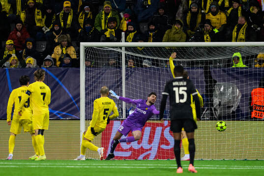 goalkeeper Nikita Haikin of Bodø/Glimt as Loïs Openda of