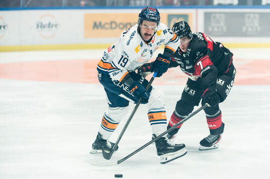 Växjös Reid Gardiner och Malmö Redhawks Topi Niemelä