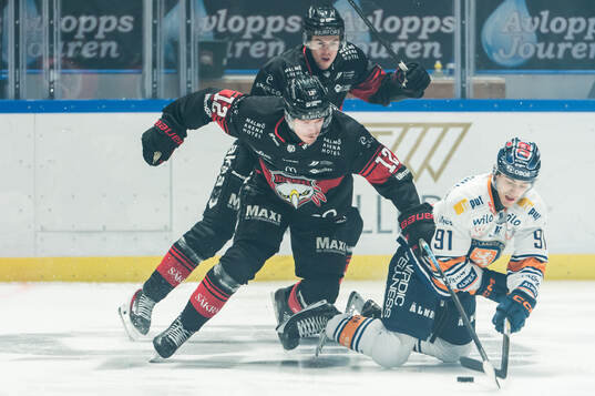 Malmö Redhawks Linus Öberg och Växjös Felix Robert