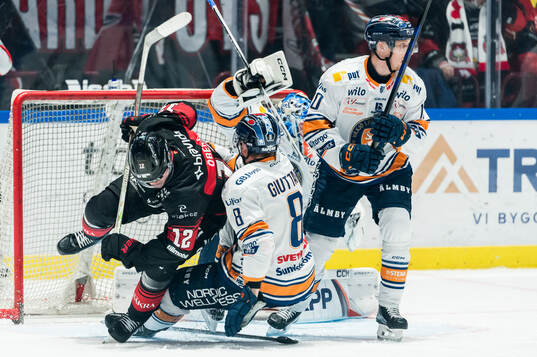 Malmö Redhawks Linus Öberg och Växjös Zachary Giuttari