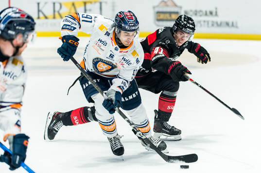 Växjös Felix Robert och Malmö Redhawks Isac Born