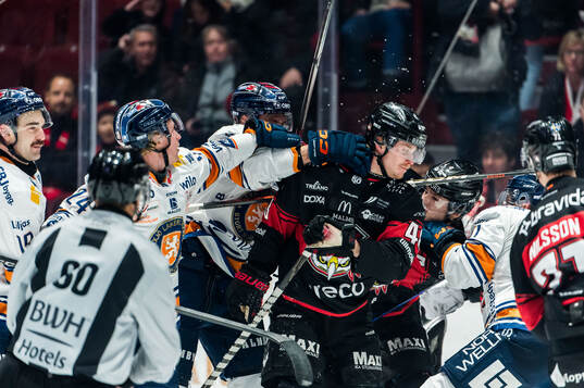 Växjös spelare och Malmö Redhawks Robin Salo i bråk