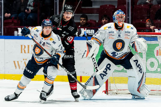 Malmö Redhawks Fredrik Händemark och Växjös Keegan Lowe