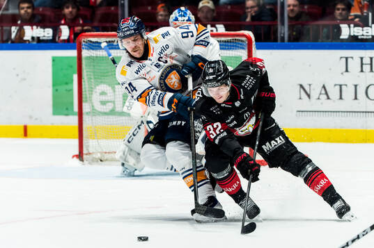 Växjös Joel Persson och Malmö Redhawks Joona Ikonen