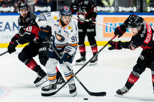 Växjös Felix Robert och Malmö Redhawks Seth Barton och