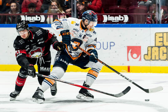 Malmö Redhawks Isac Born och Växjös Keegan Lowe