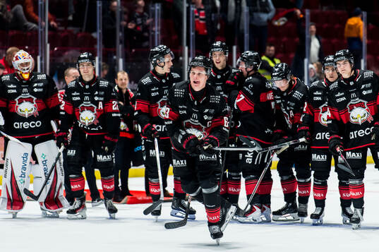 Malmö Redhawks Fredrik Händemark och spelare jublar