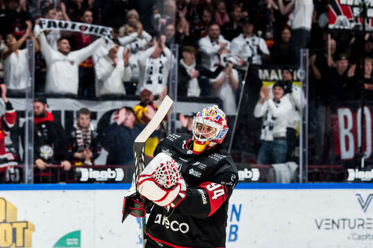Malmö Redhawks målvakt Marek Langhamer jublar