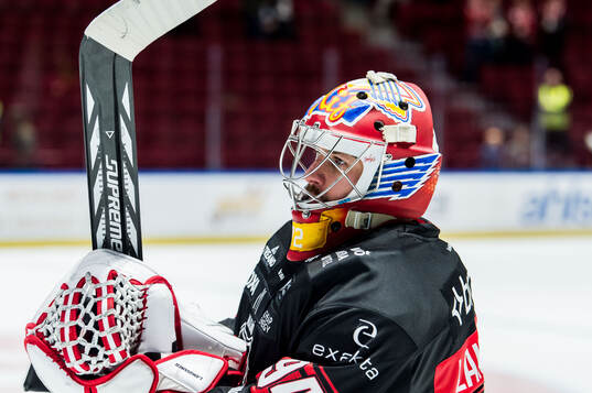 Malmö Redhawks målvakt Marek Langhamer jublar