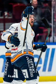 Växjös Lucas Elvenes jublar