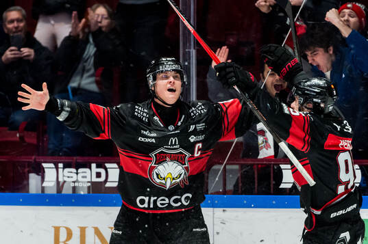 Malmö Redhawks Fredrik Händemark och Carl Persson jublar