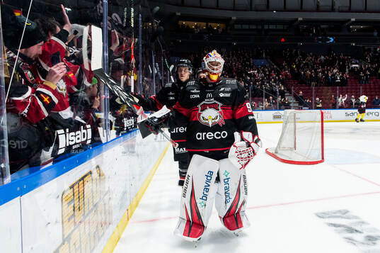 Malmö Redhawks målvakt Marek Langhamer jublar