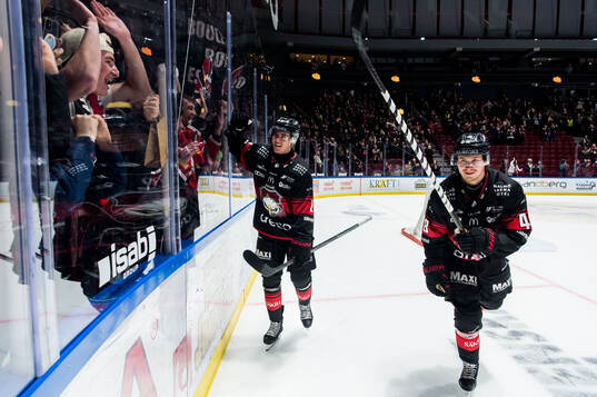 Malmö Redhawks Axel Sundberg och Lauri Pajuniemi jublar