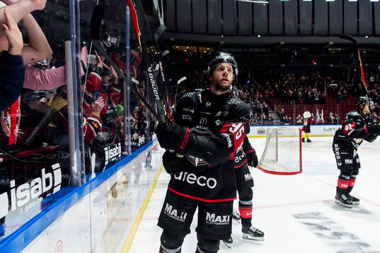 Malmö Redhawks Carl Persson jublar