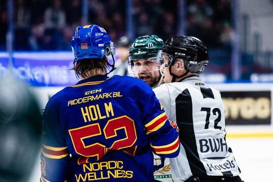 Djurgårdens Philip Holm och Färjestads Linus Johansson