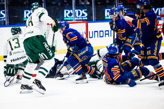 Djurgårdens målvakt Magnus Hellberg har tacklats in i
