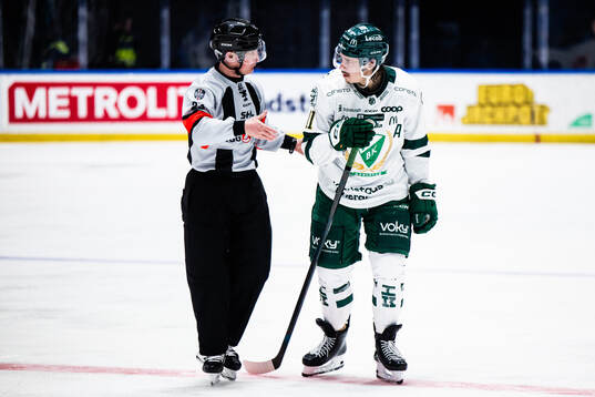 Domare Tobias Björk och Färjestads Joakim Nygård