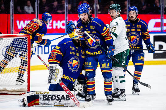 Djurgårdens målvakt Magnus Hellberg kramas om av Jacob