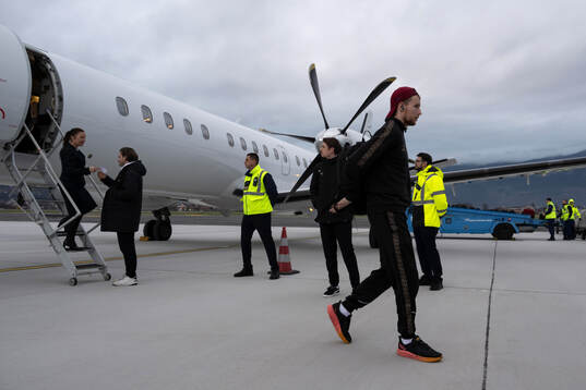 Häckens Simon Gustafson  kliver av planet