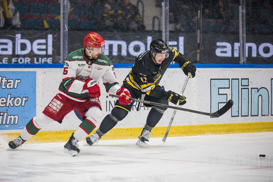 Modos Jacob Bjerselius och AIKs Scott Pooley