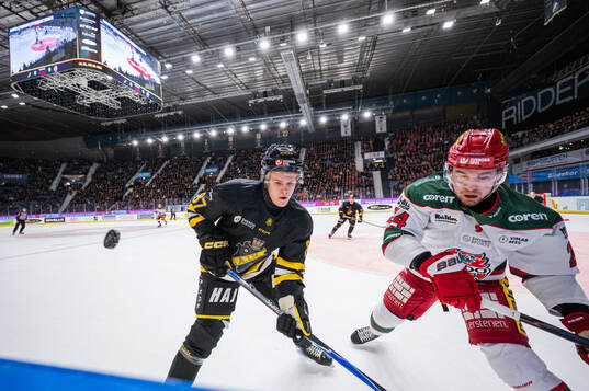 AIKs Martin Johnsen och Modos Kyle Topping