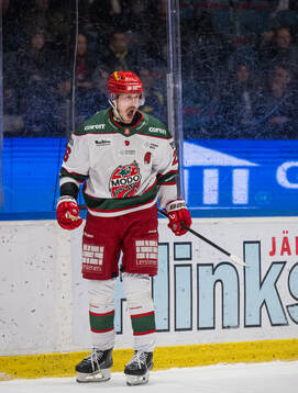 Modos Emil Larsson jublar