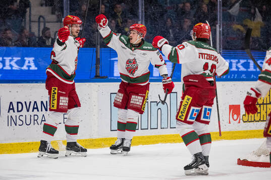 Modos Emil Larsson jublar