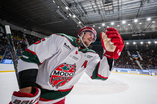 Modos Emil Larsson jublar