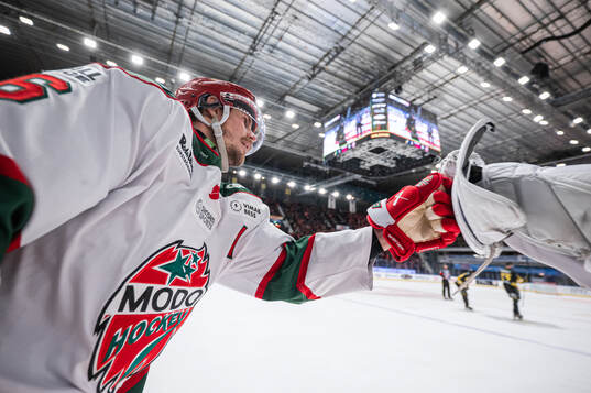Modos Emil Larsson jublar