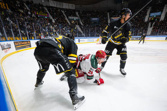 Modos Emil Larsson och AIKs Oscar Nord