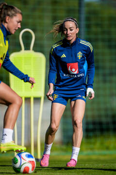 Johanna Rytting Kaneryd and Kosovare Asllani of the women's