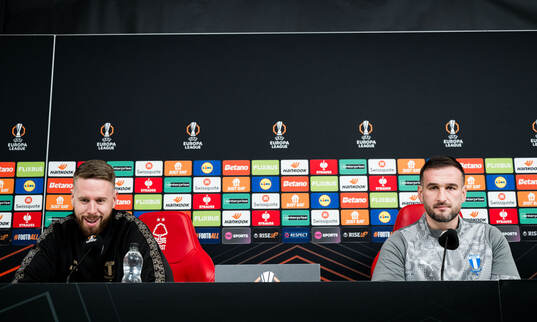 Pontus Jansson and Head coach Anes Mravac