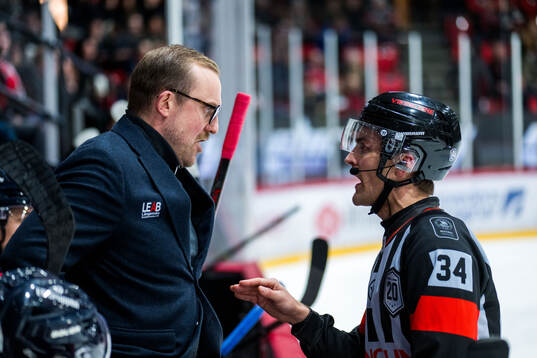 Oskarshamns huvudtränare Jeff Jakobs och Domare Niclas