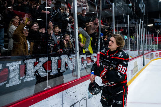 Nybros Tim Lindfors jublar