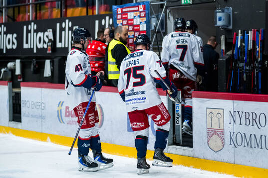Oskarshamns Melker Eriksson och Teemu Olavi Lepaus deppar