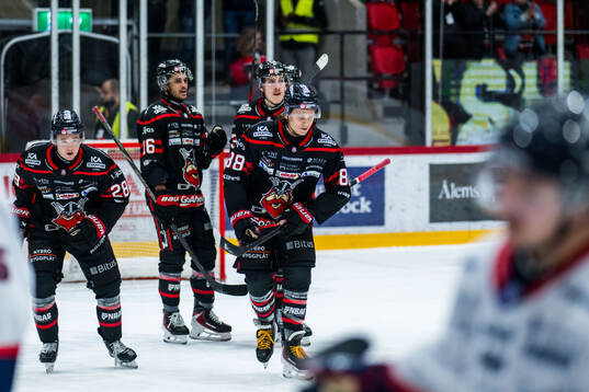 Nybros Tim Lindfors jublar