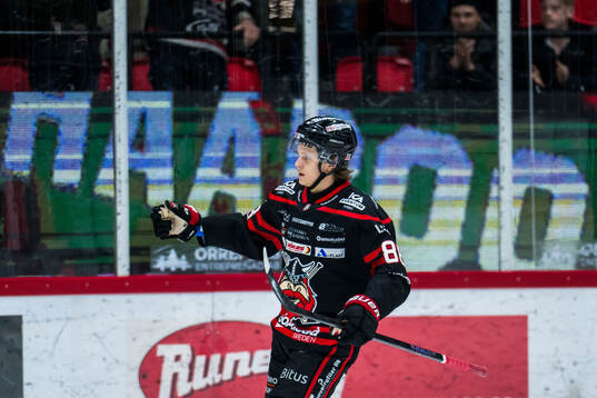 Nybros Tim Lindfors jublar