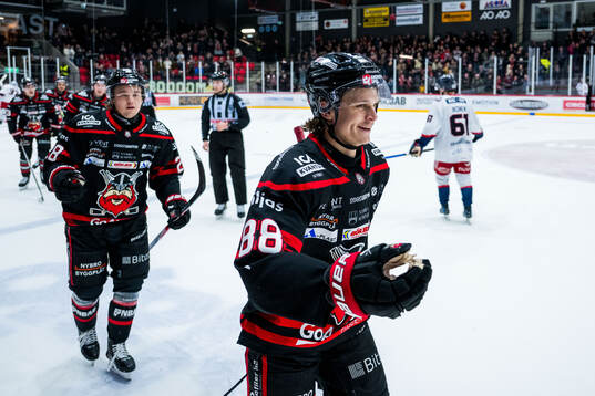 Nybros Tim Lindfors jublar