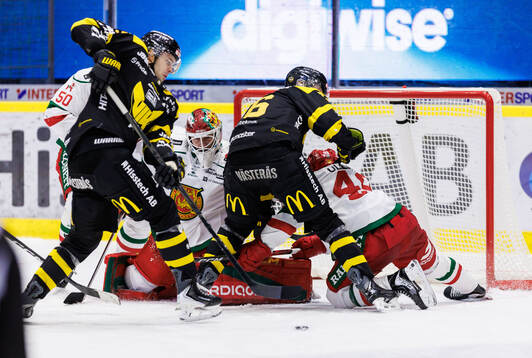 Västerås Tim Friberg och Moras målvakt Tobias Johansen