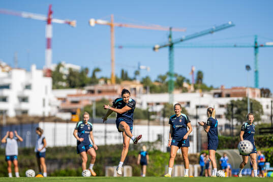 Bläddra bland fler bilder av Football, Norway, Women, training