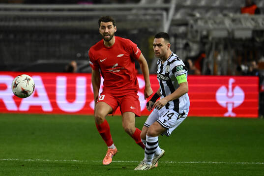 Vetle Dragsnes of Brann and Andrija Živkovic of PAOK