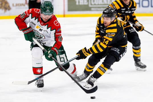 Frölundas Max Lindholm och Skellefteås Andreas Johnson i