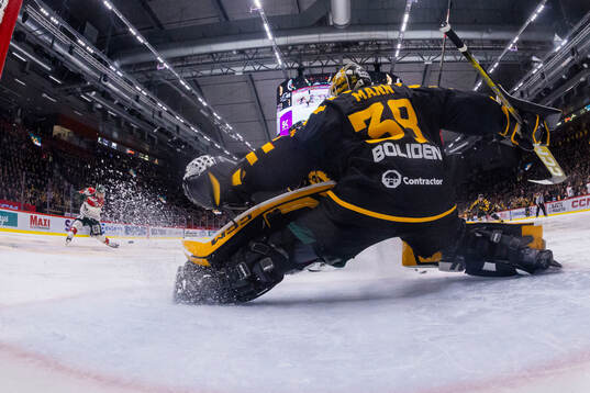 Frölundas Arttu Ruotsalainen skjuter mot mål