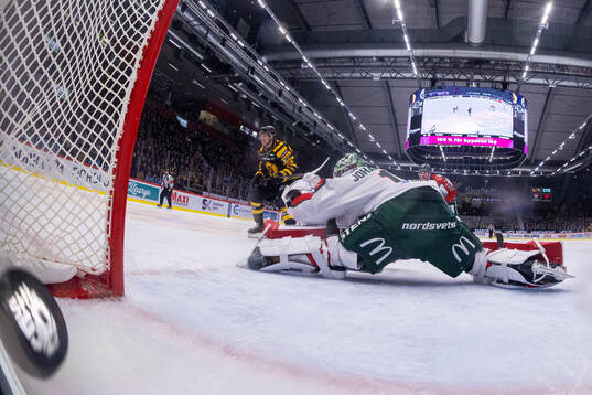Skellefteås Mikkel Aagaard gör 2-3 på Frölundas
