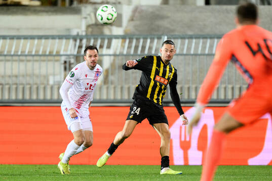 Kerim Memija of Zrinjski Mostar and Amor Layouni of Häcken