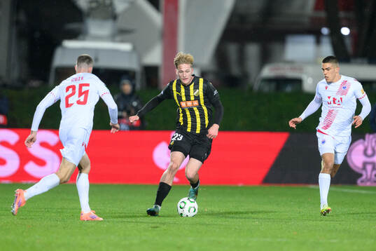 Olle Samuelsson of Häcken against Mario Cuže and Borna
